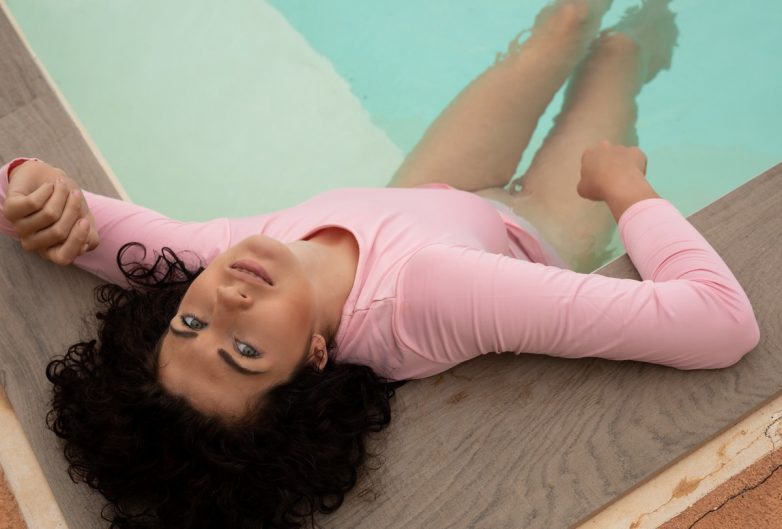 Teodora позирует в бассейне